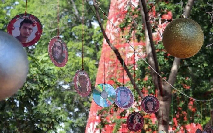 Familiares decoran pino de navidad en Oaxaca en memoria de desaparecidos