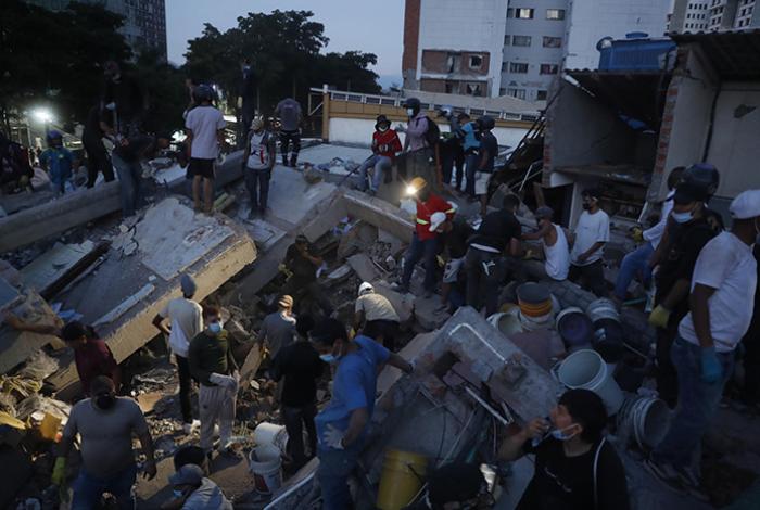 Familiares viajan a Colombia ante falta de datos sobre mexicanos desaparecidos tras sismo