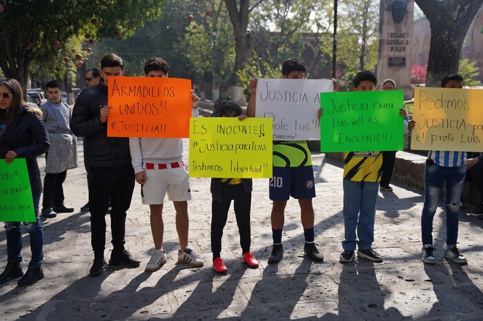 Familiares y amigos y piden Justicia para el maestro Luis