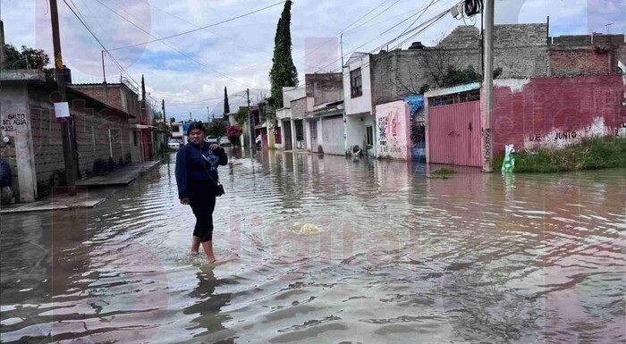 Familias de la Ejidal Tres Puentes permanecen bajo el agua