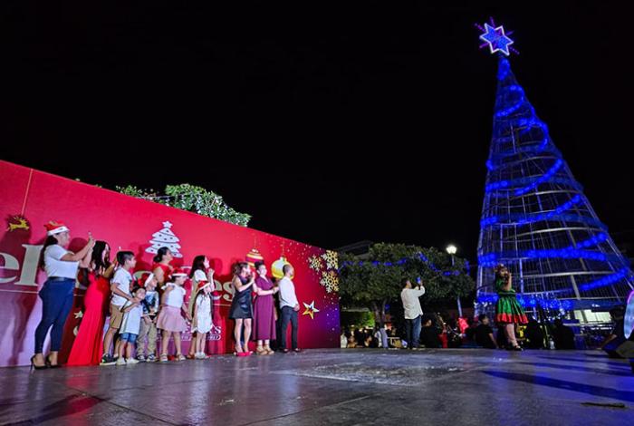 Familias disfrutan encendido del Pino Navideño en Pérgola Municipal de LC