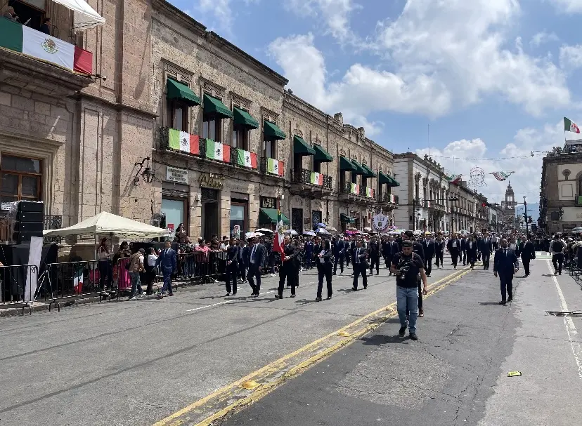 Familias morelianas disfrutaron del desfile por el Inicio de la Independencia de México