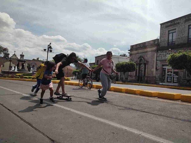 Familias y grupos de amigos disfrutan de la Ciclovía Dominical, en Morelia