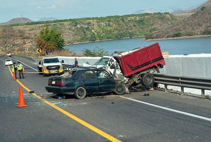 Fatal choque de frente en la autopista Siglo XXI deja un muerto y tres lesionados