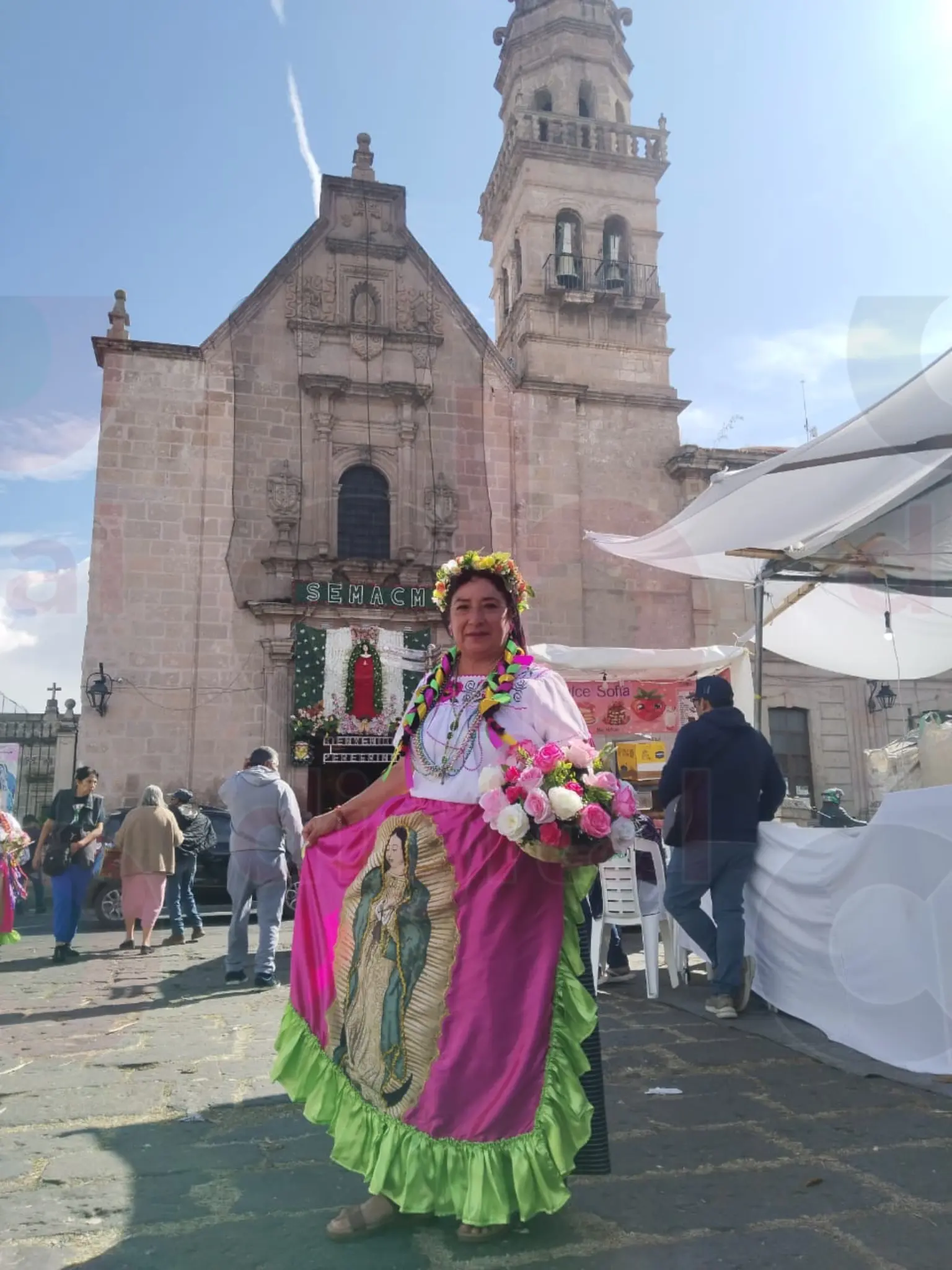 Feligreses dan gracias a la virgen de Guadalupe