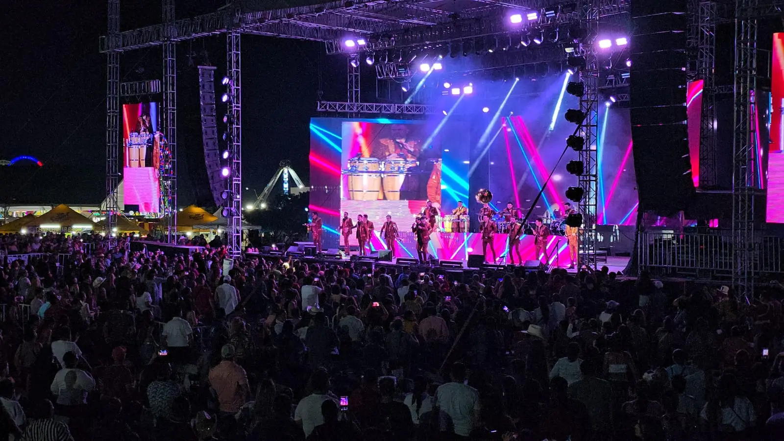 Feria octubrina vibra con Banda El Recodo y fortalece la economía local.