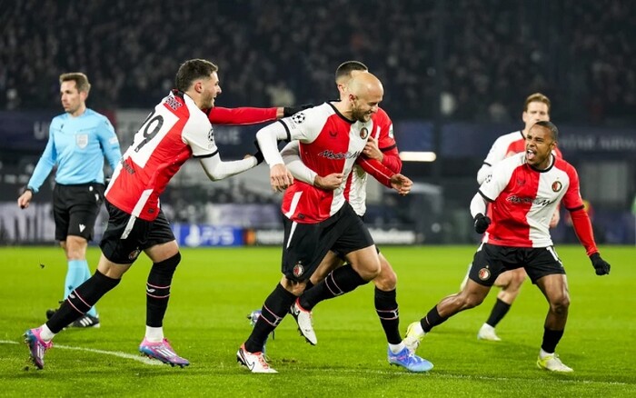 Feyenoord vence a Sparta con gol de Santiago Giménez