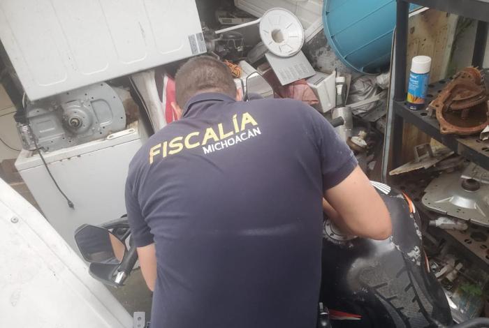 FGE ejecuta cateo a un taller de motocicletas en Morelia y asegura una unidad con reporte de robo y alteraciones en sus medios de identificación