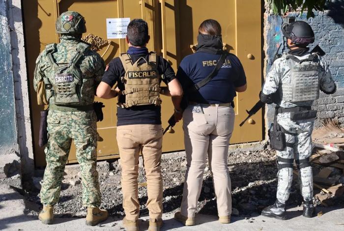 FGE ejecuta cateo en Morelia; aseguradas 450 dosis de metanfetamina y cartuchos útiles