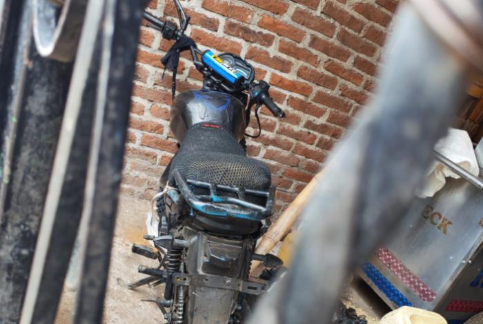 FGE recupera motocicleta con reporte de robo tras cateo en Jiquilpan