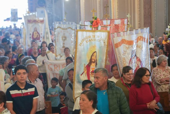 Fieles peregrinan a Catedral de Morelia para venerar al Sagrado Corazón