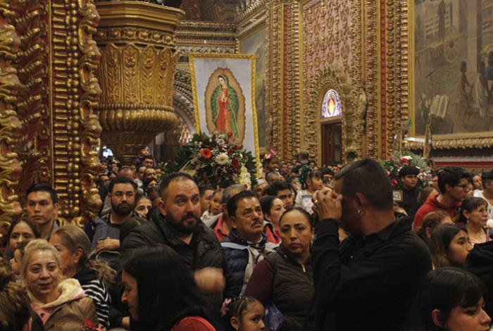 Fieles viven el fervor a la virgen en el Santuario de Nuestra Señora de Guadalupe, en Morelia