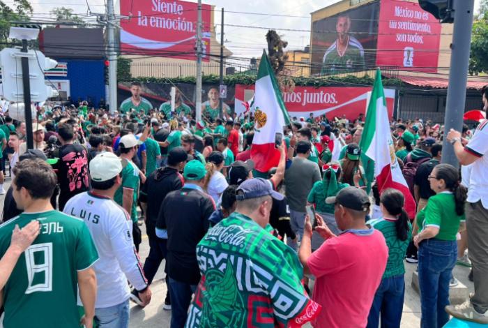 Fiesta y exclusión: los contrastes en los barrios aledaños al Estadio Azteca por el Mundial