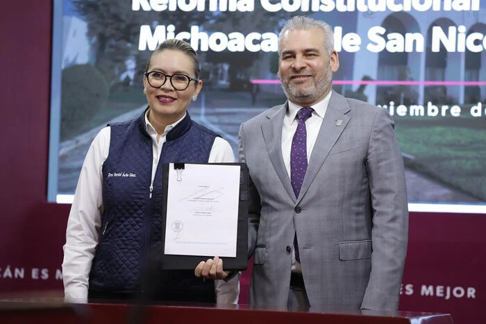 Firma Bedolla iniciativa de reforma constitucional para la UMSNH