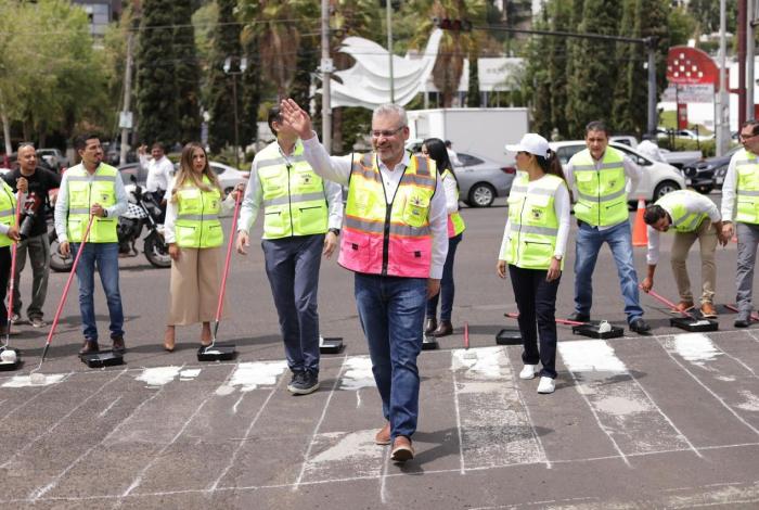 Firma Bedolla iniciativa que incluye casco certificado en compra y venta de motos