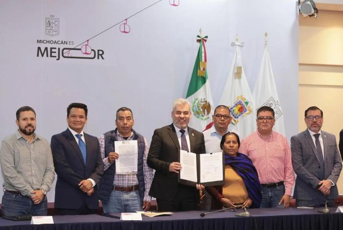 Firma Bedolla y Concejo Mayor de Cherán convenio para reforzar ronda comunitaria