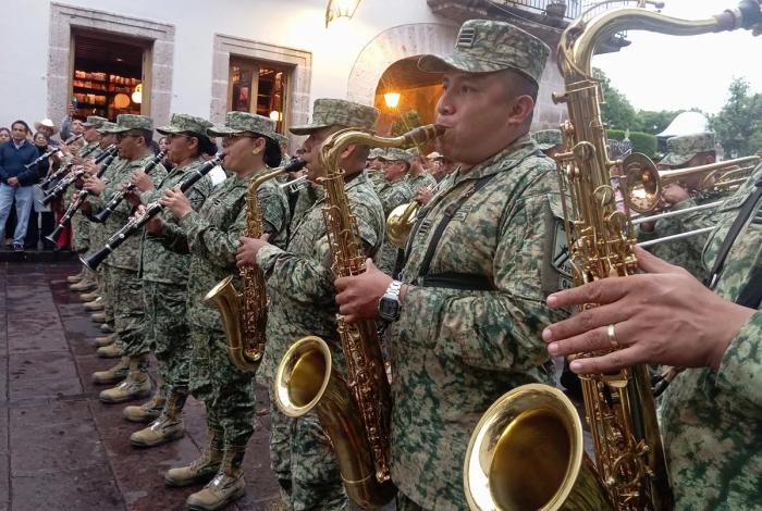 Flashmob militar en Cerrada de San Agustín hace bailar a Morelia bajo la lluvia