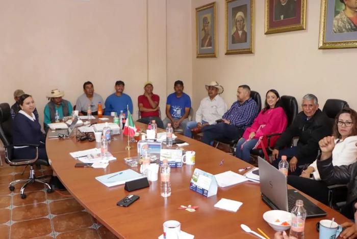 Fortalece Alma Mireya González diálogo con la Comunidad Agraria de Quiroga