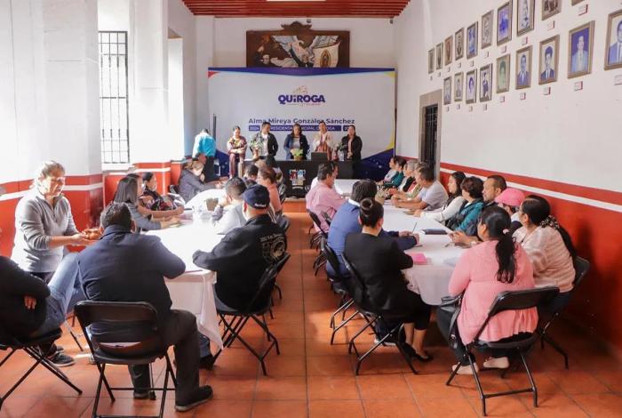 Fortalece Alma Mireya González lazos con el magisterio de Quiroga en inicio de ciclo escolar