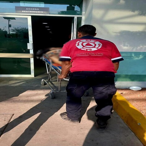 #Foto | Vehículo desconocido impacta a motociclistas en Apatzingán y huye