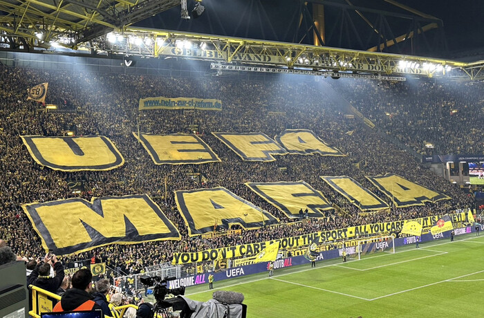 #Fotos | Afición del Borussia Dortmund protesta contra la UEFA