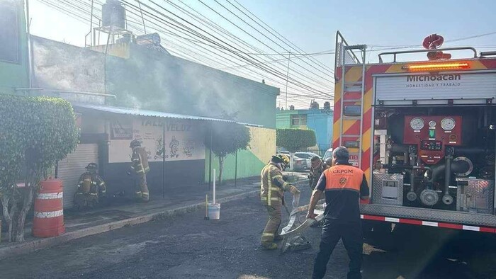 #Fotos | Bomberos de la CEPCM sofocan incendio en taquería de Morelia 