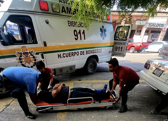 #Fotos | Conductor de camioneta atropella a motociclista y huye en Apatzingán