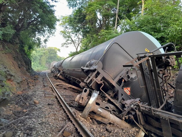 #Fotos | Descarrilan 18 vagones del ferrocarril en la región Taretan 