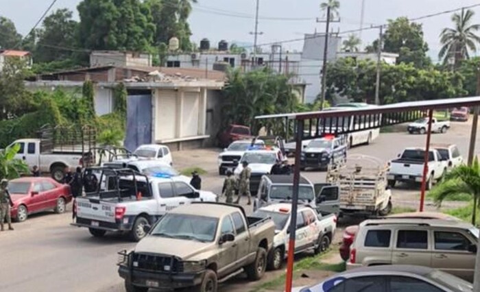 #Fotos | Tras persecución y balacera detienen a dos robacarros en LC