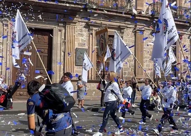 Frente a San Nicolás, papelitos y confeti exclusivos para la rectora de la UMSNH