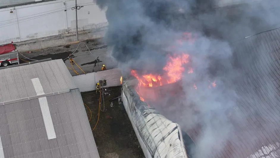 Fuego arrasa bodega en Monterrey; moviliza cuerpos de emergencia