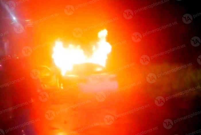 Fuego consume un taxi en la Emiliano Zapata, en Uruapan
