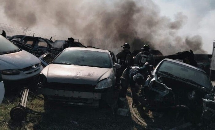 Fueron 12 los autos calcinados en incendio de yonke cerca de la Avenida Óscar Chávez