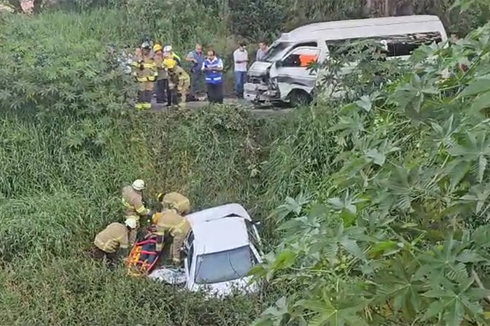 ¡Fuerte accidente! Chocan de frente una combi de la Ruta Gris y un taxi en Morelia; hay 2 heridos