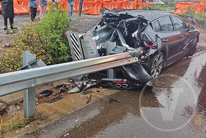 Fuerte accidente en la Siglo XXI: Auto choca con barrera metálica en tramo Pátzcuaro-Uruapan