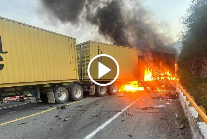 Fuerte ch0que provoca cierre total de la Siglo XXI