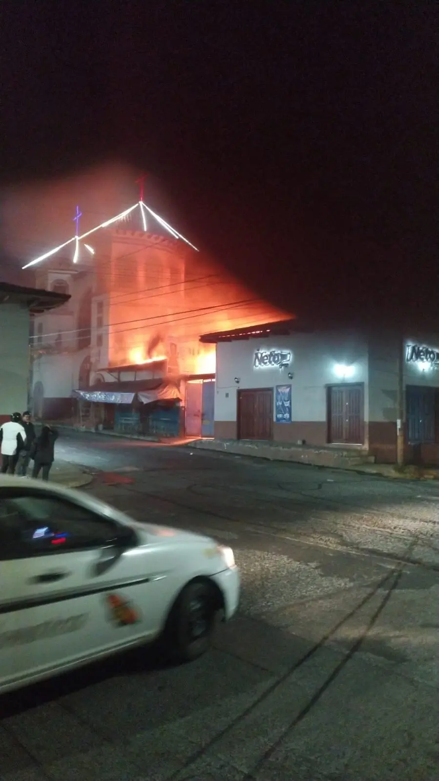 Fuerte incendio consume florería y estacionamiento