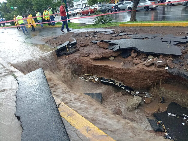 Fuerte lluvia provoca socavón en Morelia