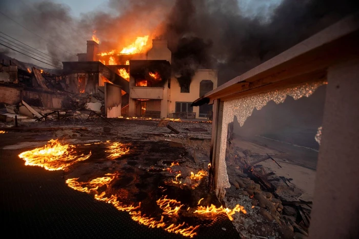 Fuertes vientos amenazan con agravar los incendios en Los Ángeles