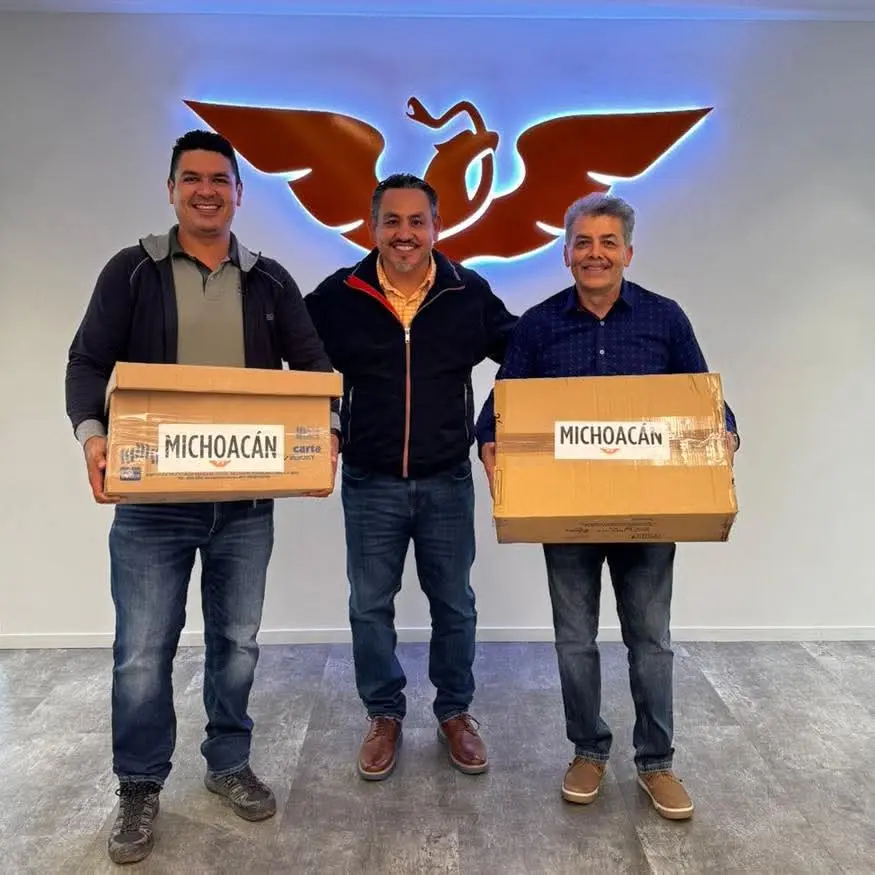 Fuerza Naranja sigue creciendo en Michoacán, Víctor Manríquez entrega primer paquete de afiliaciones en CDMX