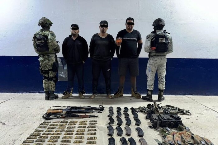 Fuerzas federales detienen a tres sujetos fuertemente armados en Buenavista