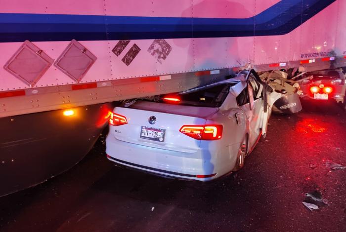 Funcionario del Ayuntamiento de Uruapan y su hermano, los fallecidos en choque de auto contra caja de tráiler en la Morelia-Pátzcuaro