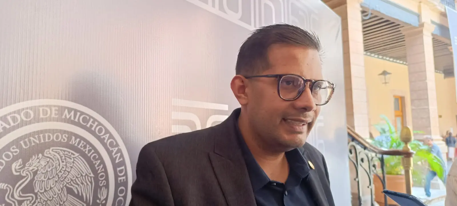 Funcionarios de Uruapan portan armas, asegura diputado independiente