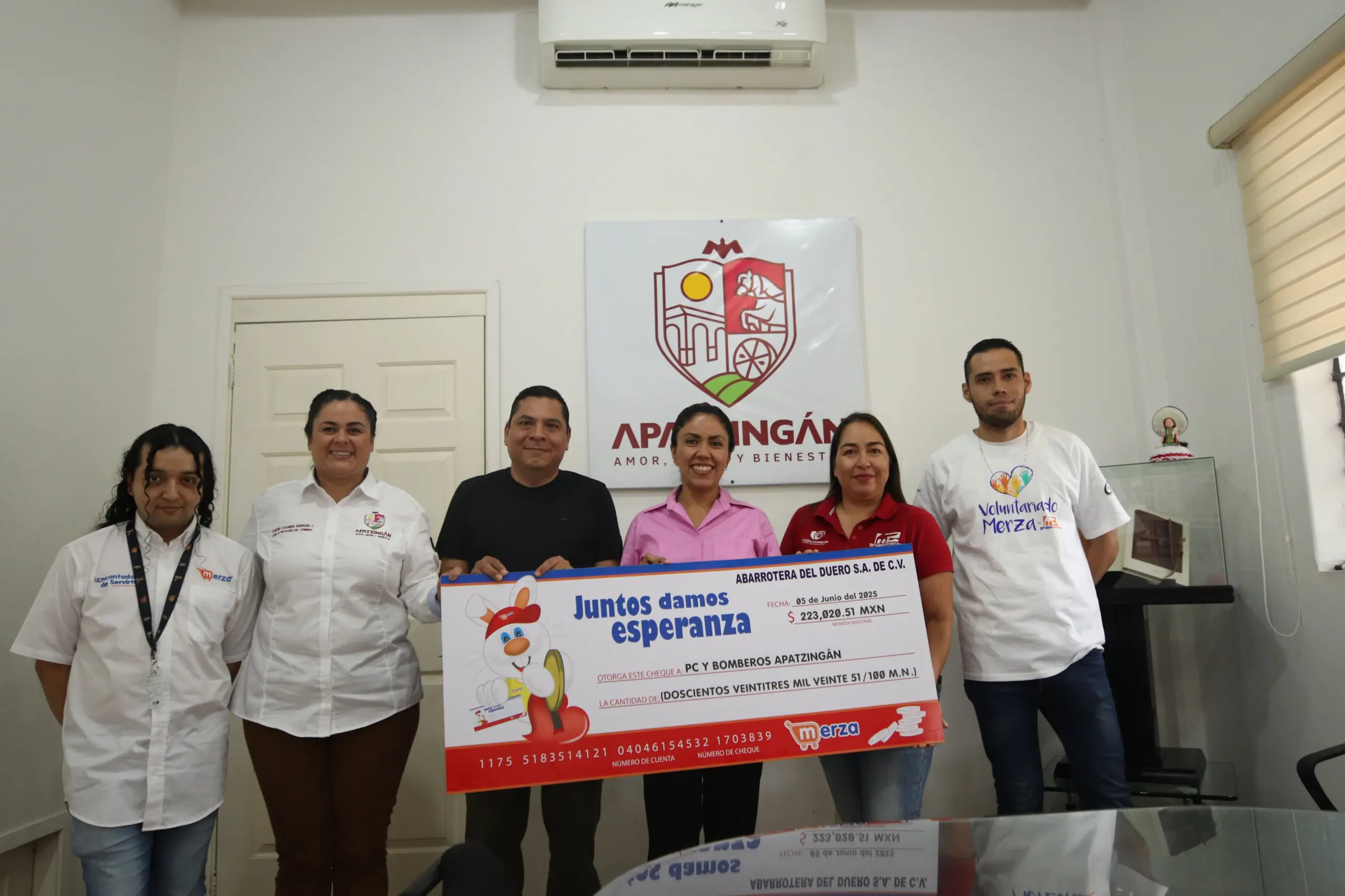 Fundación Merza entrega donativo a Protección Civil de Apatzingán gracias al redondeo de clientes