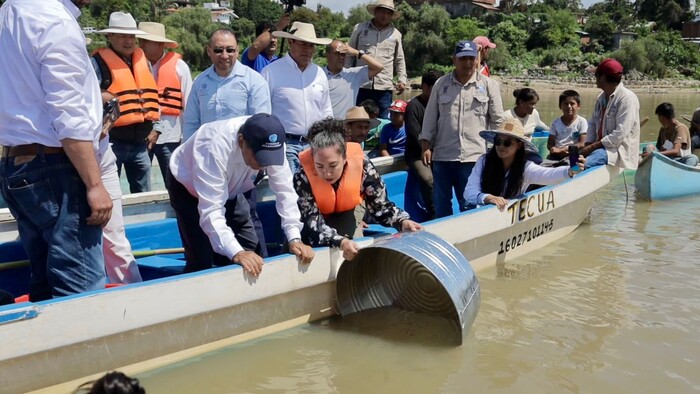 #Galería | Arranca Gobierno estatal siembra de 50 mil crías de pescado blanco en el lago de Pátzcuaro