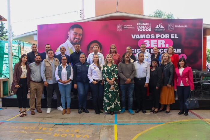 #Galería | Autoridades estatales, municipales y sector educativo, en acto protocolario, oficializan el inicio del ciclo escolar en Pátzcuaro.