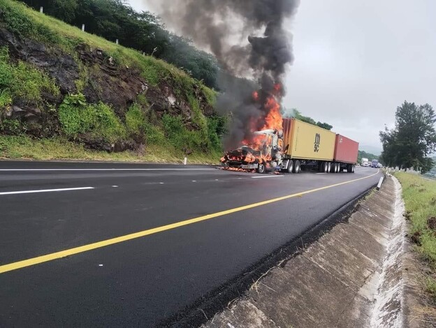 #Galería | Camión de carga se incendia en la México Guadalajara, no hay heridos