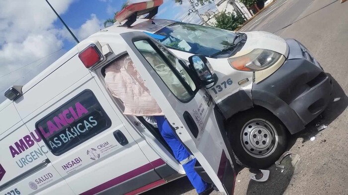 #Galería | Camioneta huye tras chocar contra ambulancia en Av. Acueducto de Morelia