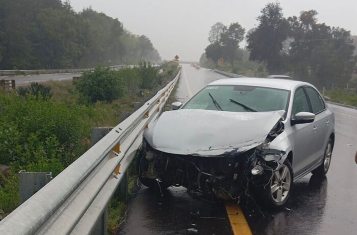 #Galería | Chocan auto y camioneta en la autopista Siglo XXI; no hay víctimas