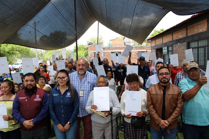 #Galería | Entrega el Instituto Registral y Catastral del Estado en coordinación con el Insus, escrituras en Hacienda Itzícuaro de Morelia.